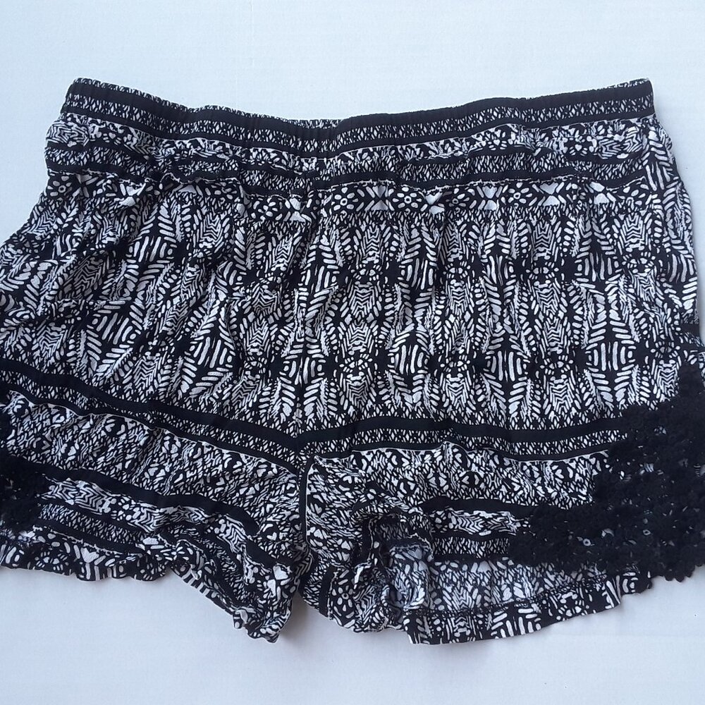 Forever 21 black and white shorts with lace trim, size 2X